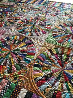 a quilt made with many different colored circles