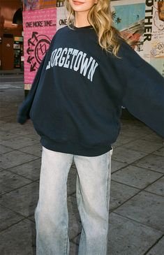 Georgetown Crew Neck Sweatshirt Crew Neck Outfit, Cute Crewneck Sweatshirt, Crewneck Outfit, Color Sweatshirt, Sweatshirt Aesthetic, College Sweatshirt, Oversized Crewneck, Sweatshirt Outfit, Winter Fits