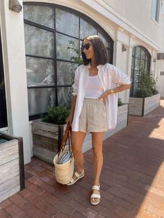 Linen Shirt Shorts Outfit, May Fashion 2024, Summer Outfits Linen Shorts, Colorado Springs Outfits Summer, Chic Holiday Outfits Summer, Chic Casual Summer Outfits, Pta Outfit Ideas, Summer Outfit Italy, Tan Linen Shorts Outfit