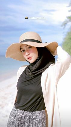 Muslim Fashion Hijab Outfits, Indonesian Girls, Casual Hijab Outfit, Muslim Fashion Hijab, Hijab Chic, Media Sosial, Hijabi Girl, Beautiful Hijab, Hijab Outfit