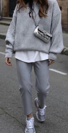 Autumn Outfits 2023 Women Casual, Athleisure To Work, Grey Autumn Outfit, Casual Work Outfits Winter 2023, Gray Pants Outfit Winter, Grey Sneaker Outfits Women, Winter Sneakers Women, Trendy Fall Outfits 2023 Street Style, Autumn Street Style 2023