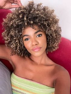 Afro Hair Blonde Highlights, Balayage Afro Hair, 3c Highlights, Afro Blonde Hair, Blonde Afro Hair, Blonde Curly Hair Black Women, Honey Blonde Afro, Afro Highlights, Rezo Cut Curly Hair