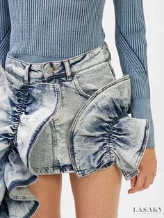 Elegant Ruffled Skirt Recycling Clothes, Jean Fashion, Jeans Crafts, Shabby Chic Clothes, Blue Jeans Crafts, Deep V Dress, Denim Skort, Diy Jeans, Fashion Design Portfolio