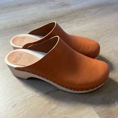 Bryr Worker Clog Basically New Handmade In Sf Leather And Wood Size 39 Bryr Clogs, Leather And Wood, Wood Sizes, Brown Orange, Mule Clogs, Mules Shoes, Clogs, Women Shoes, Orange