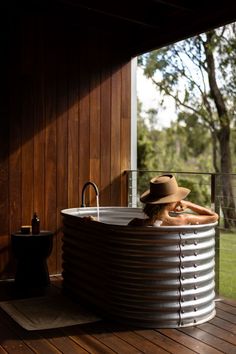 girl lying in rustic bath tub at Mt Mulligan Lodge in Tropical North Queensland, Australia Cold Plunge Outdoor, Hut Aesthetic, Toilet Farmhouse, At Home Sauna, Outside Bathtub, Metal Bathtub, Sauna Cold Plunge, Tiny Home Cabin, Outdoor Bathtub