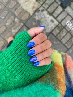 Easy Bright Nails, Lightning Bolt Nails Blue, Neon Blue Nail Designs, Lightening Bolt Nails Acrylic, Blue Nails With Lightning Bolt, Nail Art Lightning, Lightening Nail Art, Marathon Nails Design, Electric Blue Nail Art