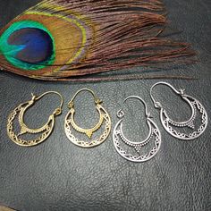 Petites Boucles d'Oreilles Créoles Ethniques en Laiton Argenté ou Doré. Ces Créoles sont Ajourées Et Très Légères. Style Epuré mais le Cercle est Décoré de Motifs de Points et de Volutes  pour Donner Un Style Plus Bohême mais ces Anneaux agrémenterons tous les Styles. Ces Boucles d'Oreilles Créoles sont très Elégantes et elles Illumineront votre Visage. Elles sont Fabriquées à partir de Laiton. A Porter au Quotidien ou quelle que soit l'Occasion. Indispensables pour Booster une Allure, elles Att Bohemian Crescent Hoop Earrings With Ear Wire, Bohemian Crescent Hoop Earrings Nickel Free, Bohemian Crescent Metal Earrings, Chic Woman, Etsy Earrings, Porter, Hoop Earrings, France, Etsy Uk