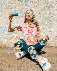 Every Day People Photography, Popular Photoshoot Ideas, Photoshoot Ideas Bubbles, Fun Senior Photoshoot Ideas, Bubble Portrait Photography, Fun Photo Shoot Ideas Creative, Bubbles Photoshoot Ideas, Kidcore Photoshoot, Fun Senior Photos