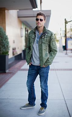 Casual outfits for Men - There are numerous lists, top fashion tips available for girls of all ages. Mens Casual Outfits 40s, Mens Fashion 30 Year Old, Fashion For Men In Their 30s Guys, Jeans Sneakers Outfit, Hipster Cafe, Short Hair Dont Care, Christmas Outfit Casual, Mens Fashion Simple, Ray Ban Wayfarer