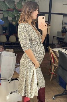 Chic Pregnancy Style, Pregnacy Fashion, French Outfits, Spring Maternity Outfits, Celebrity Maternity Style, French Chic Fashion, Winter Maternity Outfits