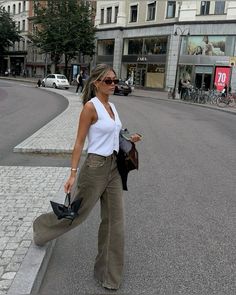 New York Boho Style, Old Money Western Aesthetic, Effortlessly Outfits, Danielle Bernstein Style, Casual City Outfit, Melbourne Outfits, Milan Outfits, Style Inspo Aesthetic, Chica Chola