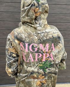 the back of a camo hoodie that says, stigmata tapa