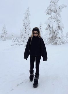 Snow Comfy Outfits, Old Money Ski Outfit, 70s Snow Fashion, Snow Casual Outfit Winter, Winter Cabin Aesthetic Outfit, Toronto Outfits Winter Street Styles, Snow Days Outfit, Lapland Outfit Women, Black Moon Boots Outfit Winter