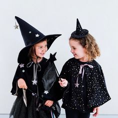 - Cape - Velours noir, étoiles dorées, doublure en satin, nœud en satin- Taille : 3 à 10 ans- 100% Polyester- Ne pas laver : essuyer uniquement Pour Halloween, Carnaval ou un anniversaire déguisé, craquez pour cette cape en velours noir avec étoiles dorées. Elle fera un superbe accessoire de déguisement pour votre enfant. Witch Cape, Hanging Jewelry Box, Mini Witch Hat, Gold Glitter Stars, Black Velvet Fabric, Childrens Aprons, Party Hair Accessories, Velvet Hat, Alice Band