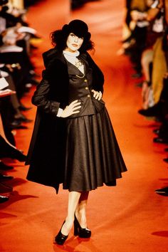 Vivienne Westwood Fall 1993 Ready-to-Wear Fashion Show | Vogue The Vivienne, Trend Fashion, Looks Style