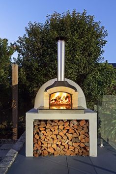 Looking for a fun and easy way to enjoy a backyard BBQ? Outdoor grilling is the perfect way to get the party started! Pizza Oven Ideas, Backyard Pizza Oven, Oven Ideas, Brick Companies, Four A Pizza, Brick Pizza Oven, Wood Burning Oven