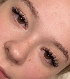 Lash Extensions Kitten Eye, Wet Set Lashes Extensions, Natural Eye Extensions, Hooded Eye Lashes Extensions, Natural Volume Lash Extensions Cat Eye, Almond Eyes Lashes, Cat Eye Wet Set Lash Extensions, Kitten Lash Extensions, Lash Extensions Wet Look