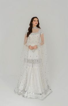 Modern Diwali Outfits, Simple Gharara Designs Pakistani, White Gharara Pakistani, White Garara Dress, Fashion Inspo Casual, Long Anarkali