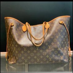 Very Well Kept. Has Insert Gucci Soho Disco Bag, Fringe Louis Vuitton Neverfull, Louis Vuitton Neverfull Gm Monogram, Louis Vuitton Neverfull Pm, Soho Disco Bag, Louis Vuitton Onthego Tote, Beige Tote Bag, Cowhide Handbags, Neverfull Gm