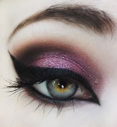 smokey purple eyes Witch Makeup, Cat Eyeliner, Smoky Eyes, Purple Eyeshadow, Perfect Eyebrows, Make Up Looks, Glitter Eyes, Gorgeous Eyes