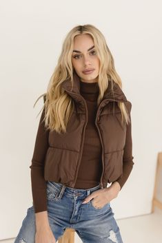 Cropped Puffer Vest Brown Brown Cropped Vest Outfit, Green Turtleneck Outfit, Brown Vest Outfit, Fall Vest Outfits, Brown Puffer Vest, Puffer Outfit, Cropped Puffer Vest