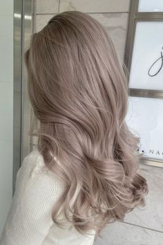 Soft waves in refined ash blonde hair color Very Ashy Blonde Hair, Blond Dye Hair, Color Hair Ideas Blonde, Cold Tone Blonde Hair, Mushroom Beige Hair, Blonde Hair All Over Color, Blond Ash Hair, Level 7 Ash Blonde, Different Types Of Blonde Hair Shades