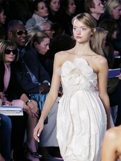 Gemma Ward Runway, Chanel Spring Summer, Fashion Makeover, Extreme Fashion, Walking Outfits, White Clothes, Outfit 90s, Chanel Spring