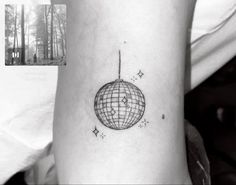 Mirrorball tattoo on arm. Taylor Swift song reference tattoo. Disco ball tattoo. Tattoo inspiration. Arm Tattoo. The Eras Tour. TSTheErasTour Mirrorball Tattoo Taylor Swift, Monkeys Tattoo, Taylor Swifr, Swift Tattoo, Artistic Tattoos, Taylor Swift Song