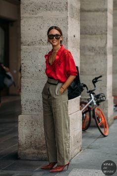 Evangelie Smyrniotak 2022 Outfits, Summer Work Outfits, Business Outfit, Street Style Inspiration, Red Shirt, Inspiration Mode, Street Chic, Mode Inspiration