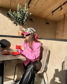 🩷 Conocer cafeterías e ir con un outfit lindo para sacarte fotitos es un planazo ☕️🫶🏻 Total look de @acuarelastore.cl nueva colección que amamos! #outfits #ootd #cafecitomood #outfit Pinky Girls, Travel Fits, Outfit Inspired, Total Look, Outfits Ideas, Ootd, Tea, Drinks