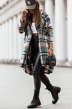 Trend Forecast Plaid Hooded Coat Hood Style, Trend Forecast, Looks Street Style, Style Upgrade, Sweater Dress Women, Festival Looks, Elegantes Outfit, Mode Inspo, Hooded Coat