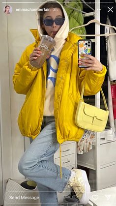 Emma chamberlain outfit, instagram storie, pose, inspo Emma Aesthetic, Emma Chamberlain Outfit, Emma Chamberlain Outfits, Emma Style, Emma Chamberlain, Tomboy Outfits, Winter Fits, Girl Crushes, Outfit Inspo Fall