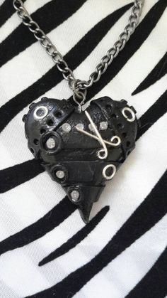 Edward Scissor, Scissor Hands, Gothic Jewelry Diy, Goth Accessories, Diy Gifts For Friends, Edward Scissorhands, Gothic Necklace, Alternative Clothing, Unusual Jewelry