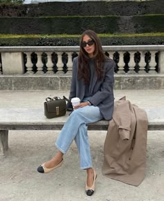 Ballerina Flats Outfit, Ballet Flats Outfit, Flats Outfit, Makijaż Smokey Eye, Corporate Outfits, Elegante Casual, Grey Outfit, Outfit Trends