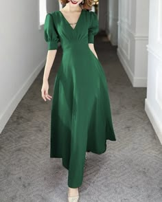 Simple Gown Designs Classy, Turkish Drawing, Islamic Sketches, Korean Couture, Prom Dress Green, V Neck Prom Dress, Dresses Western, Girls Dress Outfits, Simple Gowns