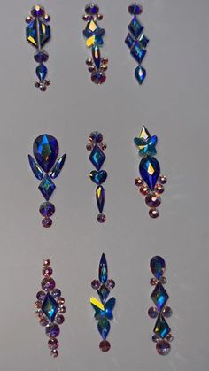 Crystal Nail Art Design, Crystal Design Nails, Decorated Nails Art Ideas, Rhinestone Placement On Nails Simple, Blue Nails With Stones, Crystals Nails Design, Nails With Strass Sparkle, Bling Nails Rhinestones Crystals, Diamond Placement On Nails