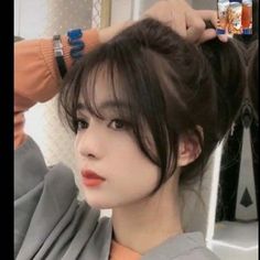 Whispy Front Bangs Updo, Bangs Hairstyle 2023, Korean Hairstyles 2023, Airy Bangs Korean Round Face, Wispy Bangs With Framing Pieces, Long Layered Hair With Bangs Straight, Korean Ponytail With Bangs, Medium Straight Hairstyles With Bangs, Korean Haircuts With Bangs