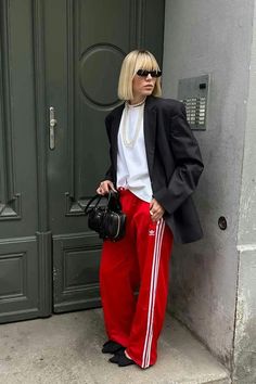 Outfits With Adidas Joggers, How To Style Adidas Joggers, Adidas Pant, Red Adidas Pants, Outfit Pantalon Rojo