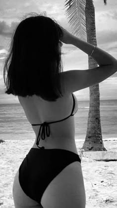 Beach Photo Inspiration, Pool Poses, Beach Instagram Pictures, Creative Poses, Summer Picture Poses, Pose Fotografi, Beach Pictures Poses, Self Portrait Poses, Model Pose