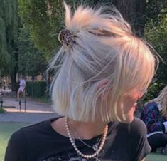 Short Hair For Blondes, Blonde Short Shag Hairstyles, Blond Bob Aesthetic, Short Blonde Hair Hairstyles, Chin Length Platinum Blonde Hair, Blonde Short Hair Layers, Blonde Micro Bob, Short Blonde Hairstyles With Bangs, Blonde Bob Fine Hair