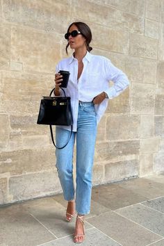 Need some summer outfit inspo? Check out these super cute and casual summer outfit ideas that are so cute! Mom Jeans Outfit, Capsule Wardrobe Outfits, Spring Capsule Wardrobe, Outfit Jeans, Mode Casual