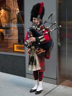 Very Tipical scotish Dress. Scotish Dress, Shawnee Indians, Bagpipes, Irish Men, Military Style, Kilt, Present Day, Military Fashion