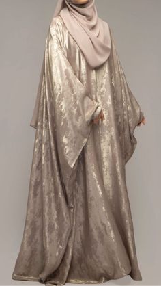 Cream Metallic Abaya Set Luxury Abaya Design, Metallic Abaya, Bridal Abaya Designs, Royal Abaya, Pastel Abaya, Unique Abaya Designs, Muslim Fashion Dress Abayas, Luxe Abaya, Cream Abaya