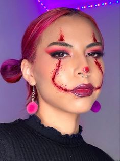 Halloween makeup look bloody clown 
Maquillaje de halloween de payaso Pink Clown Makeup Halloween, Clown Makeup With Blood, Halloween Blood Makeup, Clown Makeup Red, Hot Pink Clown Makeup, Clown Makeup Girl, Maquillaje De Payaso Mujer, Halloween Makeup Blood