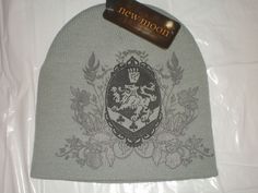 Hard to find Officially Licensed Twilight Saga New Moon Cullen Crest Beanie knit hat made by NECA. One Size Fits All. Brand New with Tags. So rare! Sorry but I only ship within the United States. Thanks for looking everyone! Cullen Crest, Twilight Blanket, Twilight Keychain, Hot Topic Beanies, Alice Cullen New Moon, Twilight Saga New Moon, Twilight Movie, Twilight Saga, New Moon