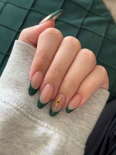 Trendy Nails Ideas Green, Nail Inspired Green, Cute Nail Tips Ideas, Green Art Nails, Green Polish Nail Design, Green Detail Nails, Mail Inspo Dark Green, Nails Dark Colors Designs, Painted Nail Designs No Acrylics