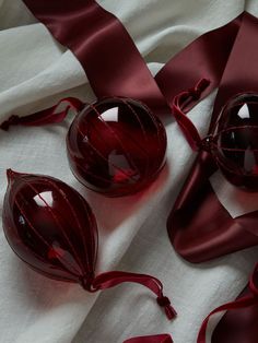 Red Christmas Baubles, Burgundy Silver Christmas Tree, Red And Maroon Christmas Tree, Big Baubles Christmas Tree, Burgundy Christmas Aesthetic, Dark Red Christmas Aesthetic, Top Christmas Tree Ideas, Cranberry Christmas Tree