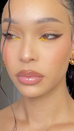 All Matte Eyeshadow Look, Eye Makeup With Pop Of Color, Fall Ethereal Aesthetic, Light Color Eyeshadow Looks, Simple Creative Eye Makeup, Mocha Makeup Look, Fall Makeup Aesthetic, Easy Creative Makeup, Cute Makeup Looks Natural