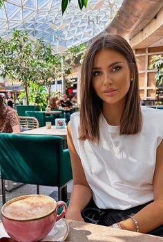 Haircuts Straight Hair, Happy Hair, Medium Hair Cuts, Hair Envy, Brunette Hair, Balayage Hair, Dark Hair, Pretty Hairstyles