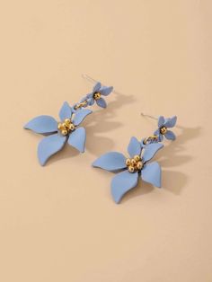 The realistic flowerheads linked together to create the most chic dangle style. Complete your perfect summer vacation, party or a night out look by adding these charming flower dangles to your outfit. Made in a floral style, the studs add a twist of a natural beauty. The ear posts are made out of S925 Silver that are hypoallergenic for longer and more comfortable wear.The earrings are very lightweight. Choose from blue, yellow or dusty pink.MATERIALS: metal, 925 Silver posts.DIMENSIONS: about 1. Pearl Bridesmaid Jewelry, Extra Long Earrings, Beach Jewelry Boho, Bridal Jewelry Necklace, Long Chain Earrings, Tassel Drop Earrings, Crystal Accessories, Heart Drop Earrings, Leaf Decor